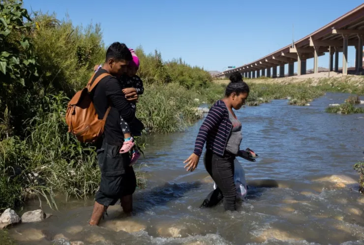 Una familia cruza el río Bravo, en la frontera de México con Texas.