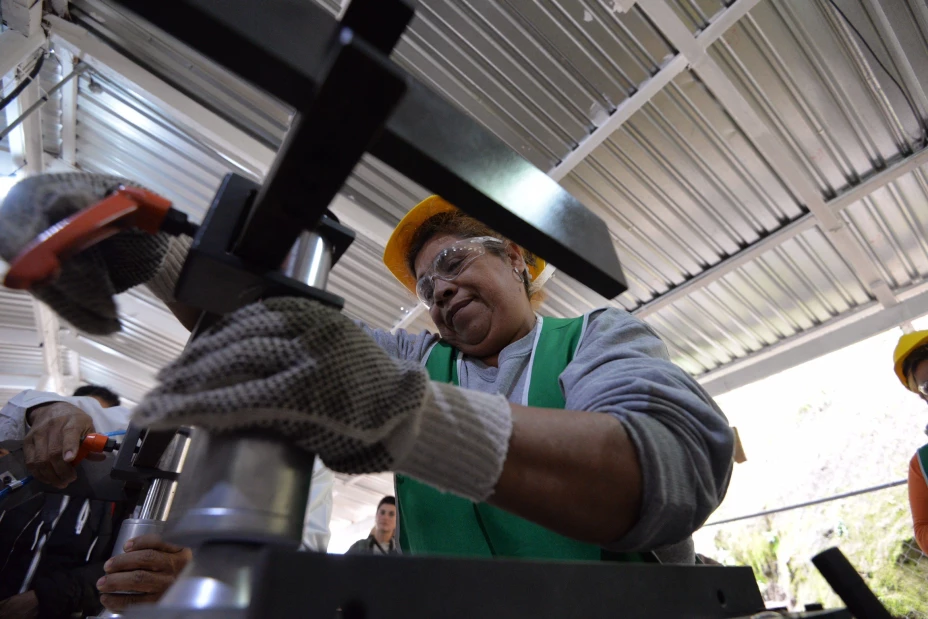 JILOTZINGO, ESTADO DE MÉXICO, 18JULIO2018.- Un grupo de mujeres originarias de Santa María Mazatla inició con el proyecto de la primer fabrica de muebles de madera conformada por mujeres, en donde han aprendido a lijar, cortar, pulir, cepillar y armar muebles. Un proyecto apoyando por CONAFOR y PROBOSQUE y la organización Trabajando por Jilotzingo, busca el desarrollo personal y profesional de las mujeres de la región. FOTO: ARTEMIO GUERRA BAZ /CUARTOSCURO.COM
