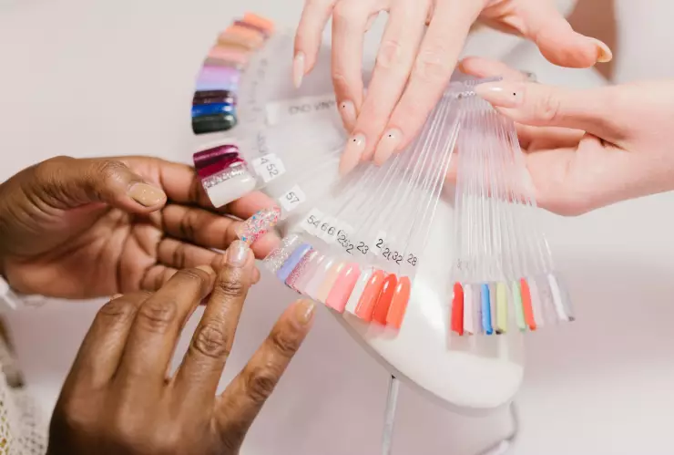 5 colores de uñas que no serán tendencia en otoño 2024