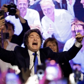 El presidente de Argentina, Javier Milei, habla después de que el partido La Libertad Avanza ganara las elecciones intermedias del 26 de octubre de 2025.