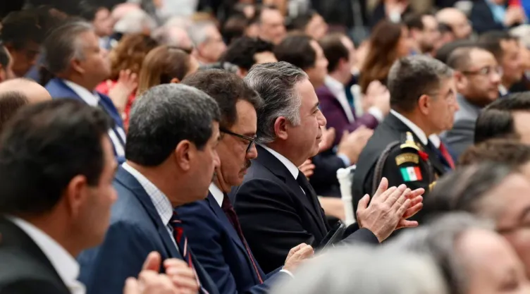 Alito Moreno califica de “farsa” la salida de Enrique Inzunza de Morena en el Senado.