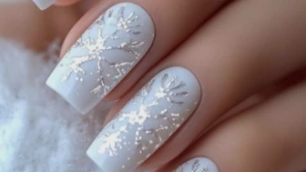 10 ideas de uñas copo de nieve para presumir en Navidad