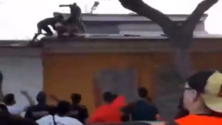 VIDEO: Tres jóvenes acusados de robo recibieron salvaje golpiza en Barcelona