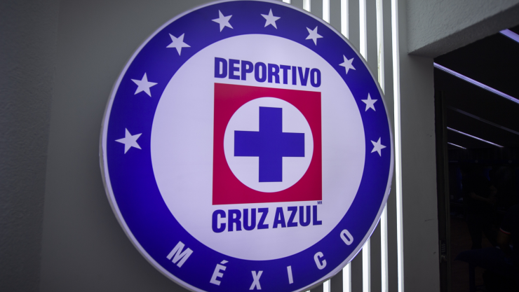 Escudo de Cruz Azul en sus instalaciones