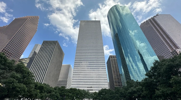 Vista desde abajo de edificios en Houston, Texas.