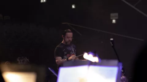 Gerardo Urbán transforma la figura del director de orquesta con conciertos que conectan al público y rompen moldes clásicos.