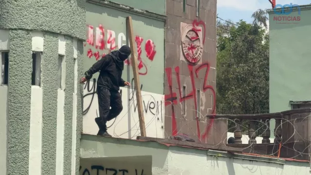 Normalistas en el Campo Militar 1 agresión.jpg