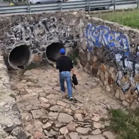 Habitantes de Querétaro usan una alcantarilla para cruzar la carretera federal 57; así lo hacen
