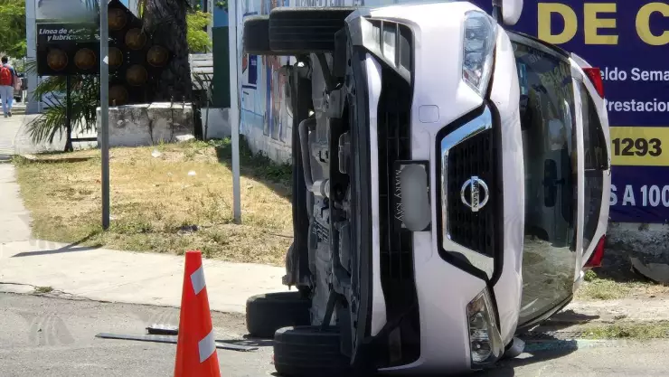 ¡Precaución! Se registra aparatoso accidente con volcadura en Circuito Colonias