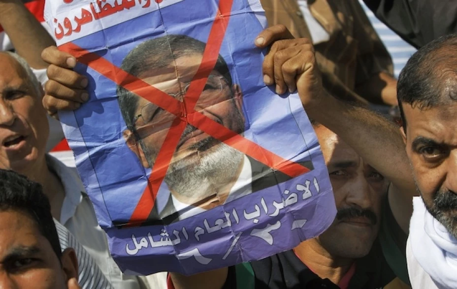Manifestantes egipcios lanzan consignas contra el presidente Mohammed Mursi durante una protesta en la plaza Tahrir
