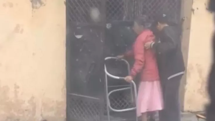 Viralizan ataque a adulta mayor en India y confirman arresto previo por disputa de propiedad