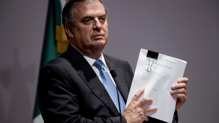 ebrard persona del año armas