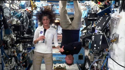 BARRY WILMORE Y SUNITA WILLIAMS VARADOS EN LA ISS.jpg