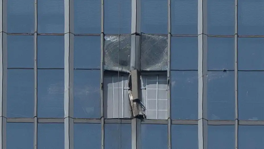 Fachada de la Torre CITIC dañada tras el impacto de una avióneta, en China.