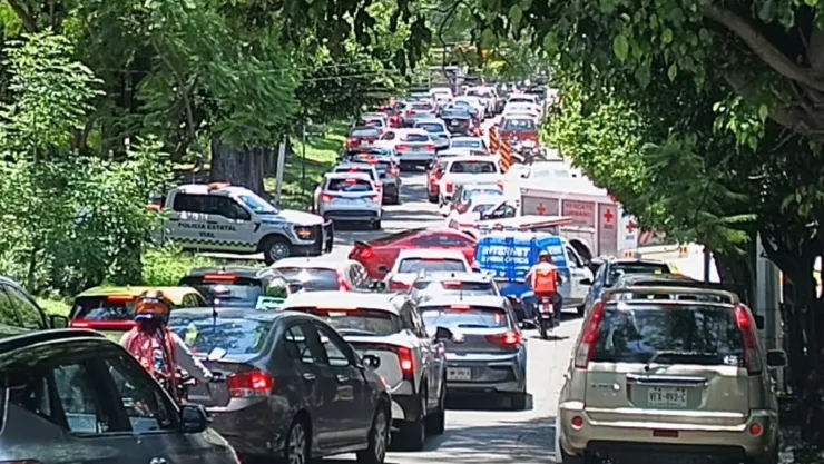 ÚLTIMA HORA Cierran calle Pablo Neruda por volcadura de vehículo; ¿hay lesionados
