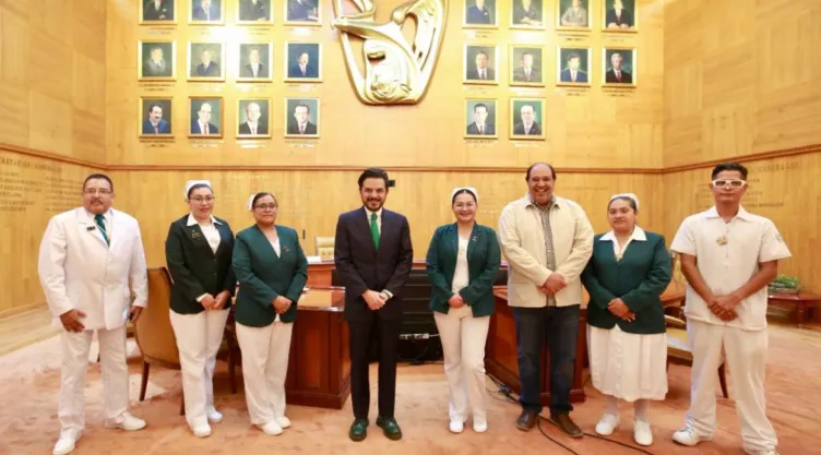 Enfermeros IMSS homenaje.jpg