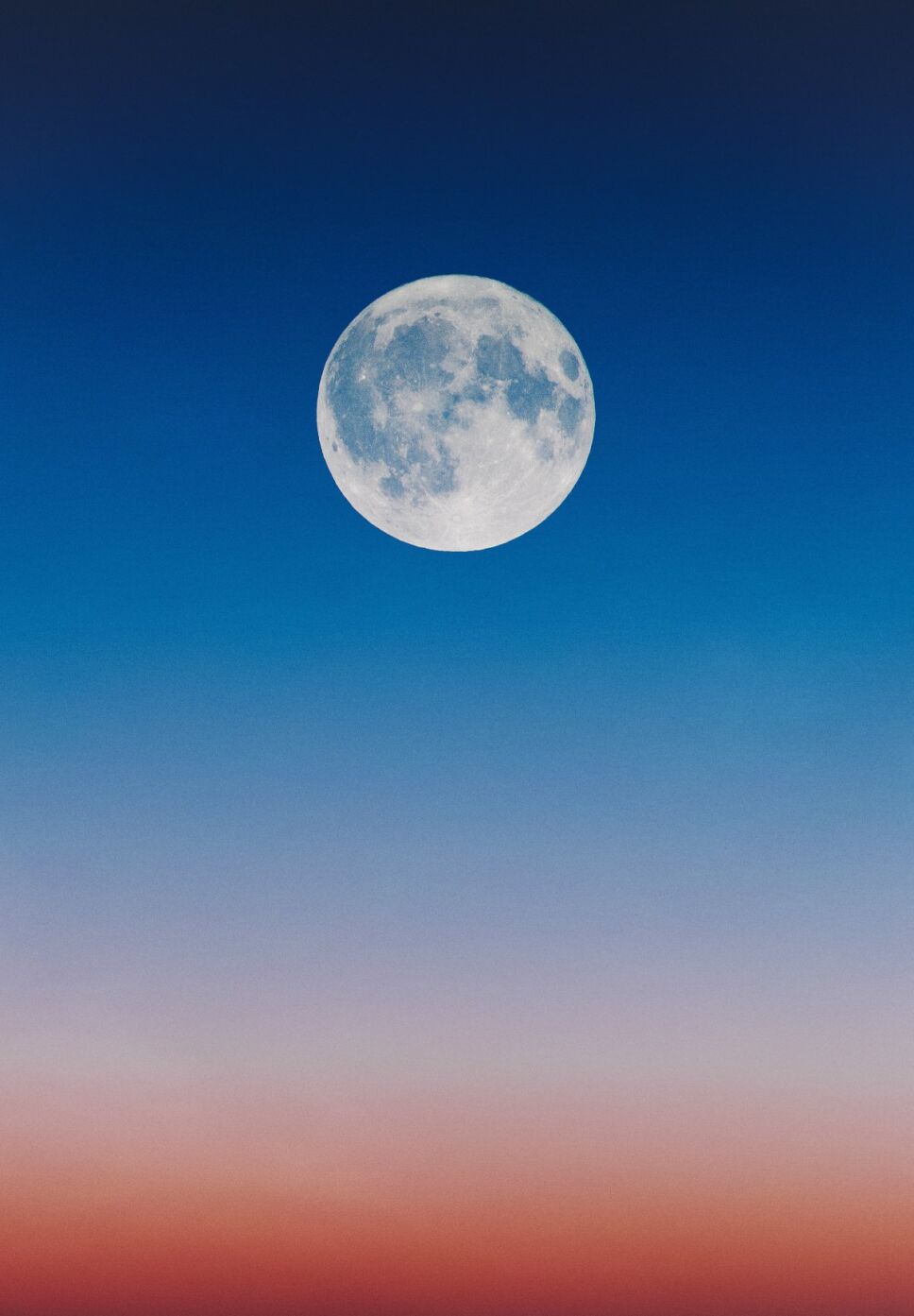 la luna nos sigue