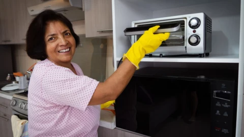 Persona trabajadora del hogar realizando sus actividades