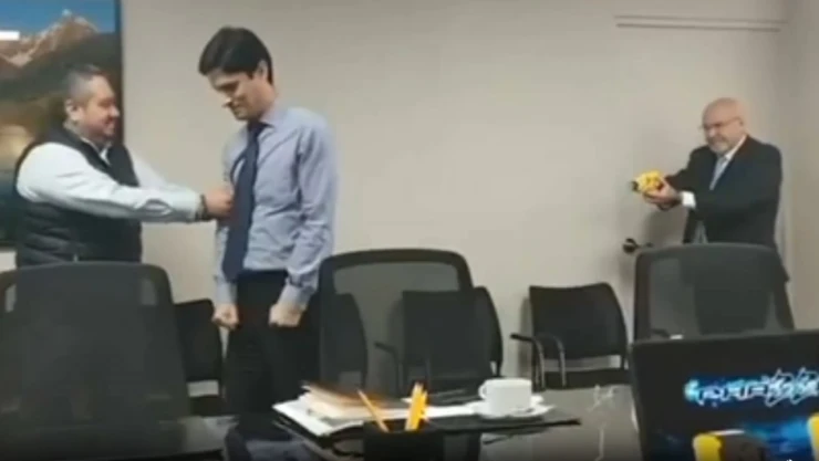 Alcalde de Surco dispara pistola Taser contra su asesor y provoca fuerte polémica en Perú (VIDEO)