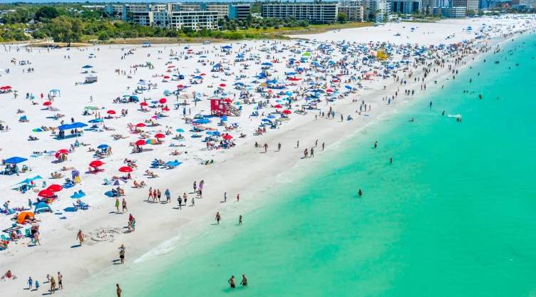 gente disfruta de la bonita playa en Siesta Key, FL.