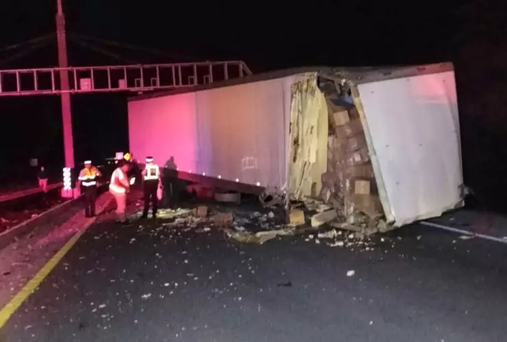 Trailero SE DUERME al volante y protagoniza FUERTE ACCIDENTE en la carretera Mérida–Campeche