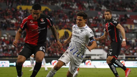 Alfonso González pelea el balón en el Atlas vs Rayados.