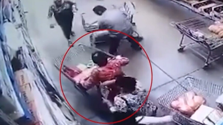 Así operan los montachoques en los supermercados; captan robo en pasillo