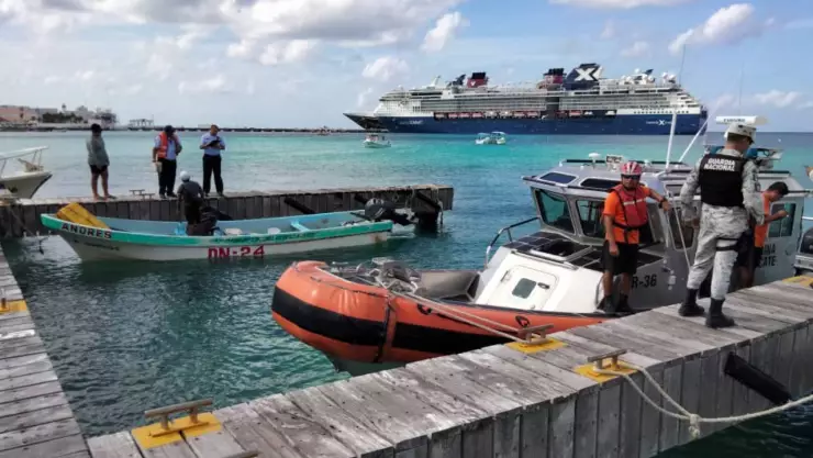 Armada de México rescata embarcación de pescadores en Cozumel