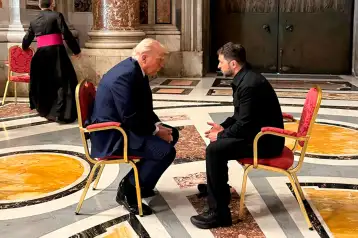 Donald Trump charla con Volodymyr Zelenskyy en el Vaticano.