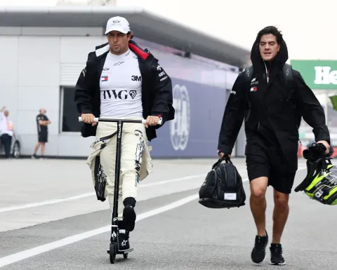 Checo Pérez en un monopatín durante el GP de Singapur 2026.