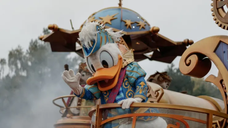 El pato Donald recorre algunos lugares de Disney.