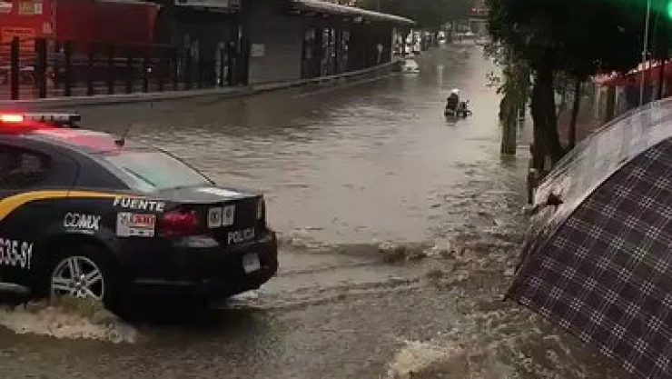 Zona de Insurgentes Sur bajo el agua