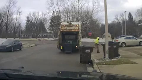 Hombre huye de la policía y lo descubren dentro de un contenedor