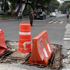 Obras inconclusas obligan al Trolebús a invadir carriles contrarios de la Venustiano Carranza