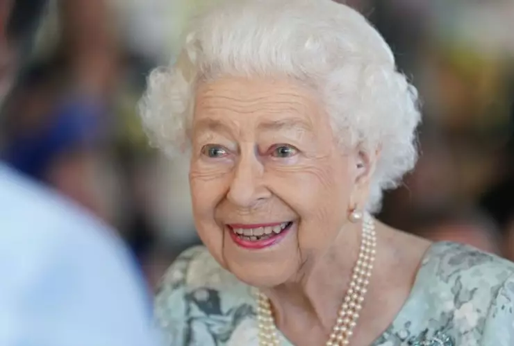 VIDEO Guardia se desmaya mientras custodiaba el ataúd de la reina Isabel II.jpg