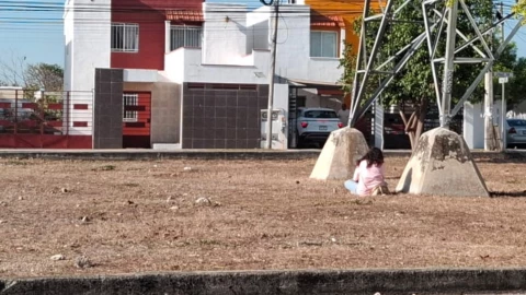 Mujer desata PREOCUPACIÓN al sur de Mérida; así fue captada por horas junto a alta torre