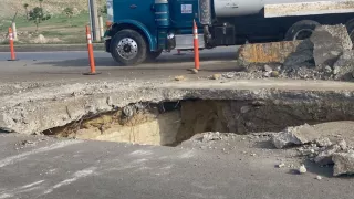 Cierre total en Vía Rápida Oriente por socavón.jpg