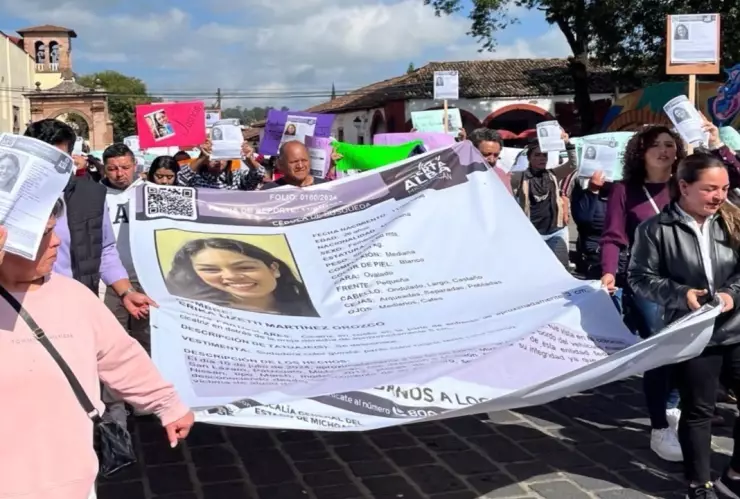 Familiares y amigos marchan en Pátzcuaro tras desaparición de 5 jóvenes