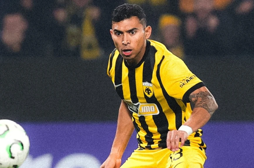 Orbelín Pineda en un partido con el AEK