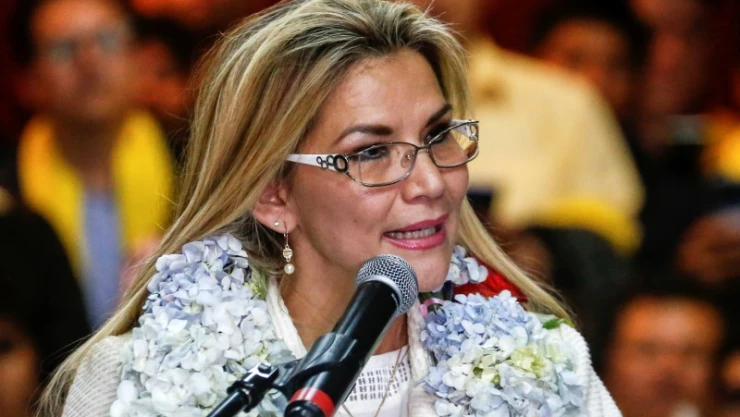 La presidenta interina de Bolivia Jeanine Añez habla durante una ceremonia para anunciar su nominación como candidata presidencial para la próxima votación del 3 de mayo en La Paz