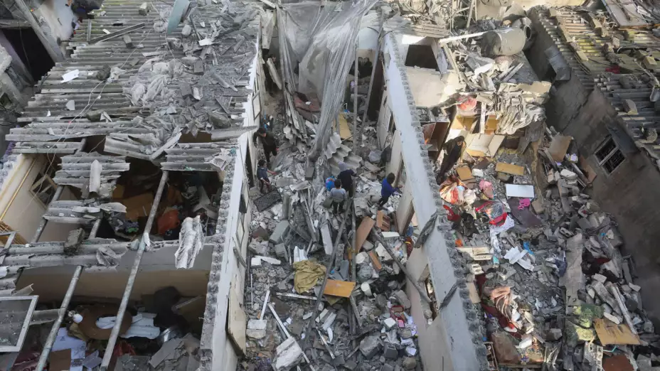 Edificios en escombros tras un ataque israelí en Rafah, Gaza.