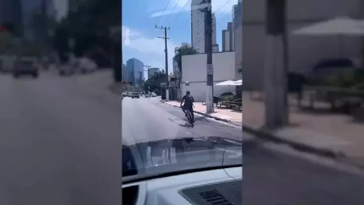 VIDEO: En Brasil un hombre que no pierde la pelota ni en bicicleta