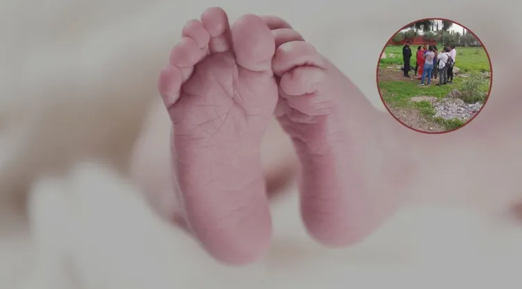 Pies de un bebé recién nacido y unas personas al fondo en un circulo