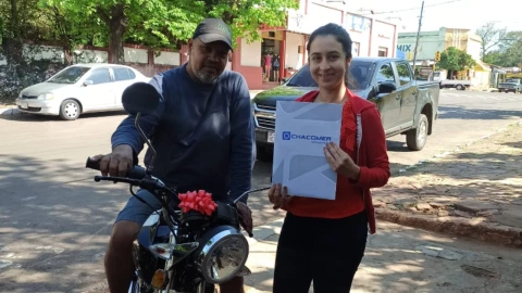 Diana Pérez Jara regala moto a su padrastro como agradecimiento por ayudarla a estudiar dos carreras.