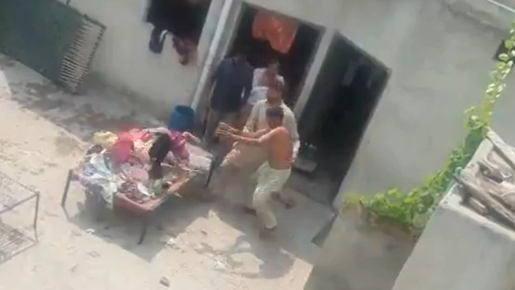 Padre pierde los estribos durante riña familiar en Pakistán