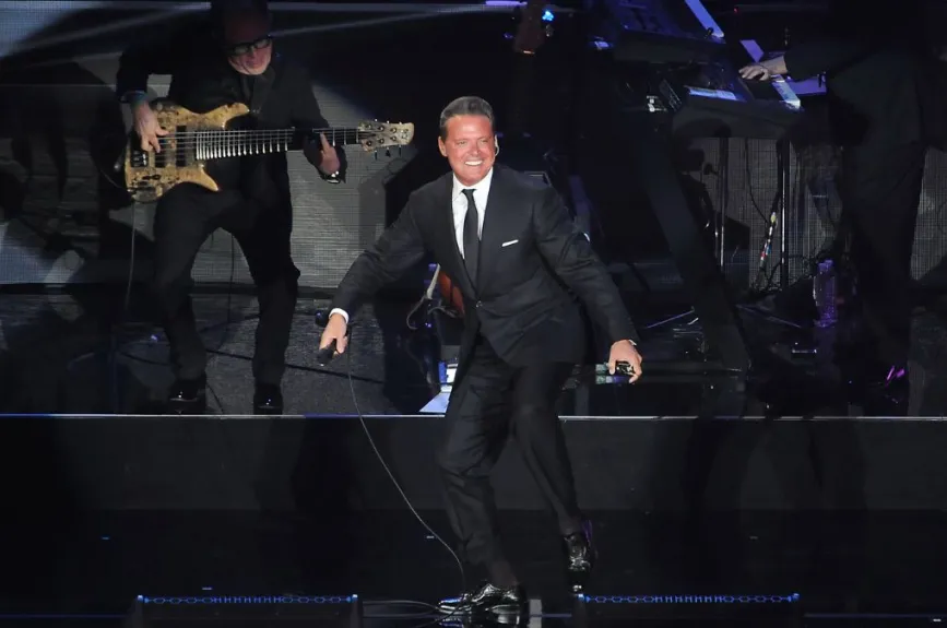 Luis Miguel risa.jpg