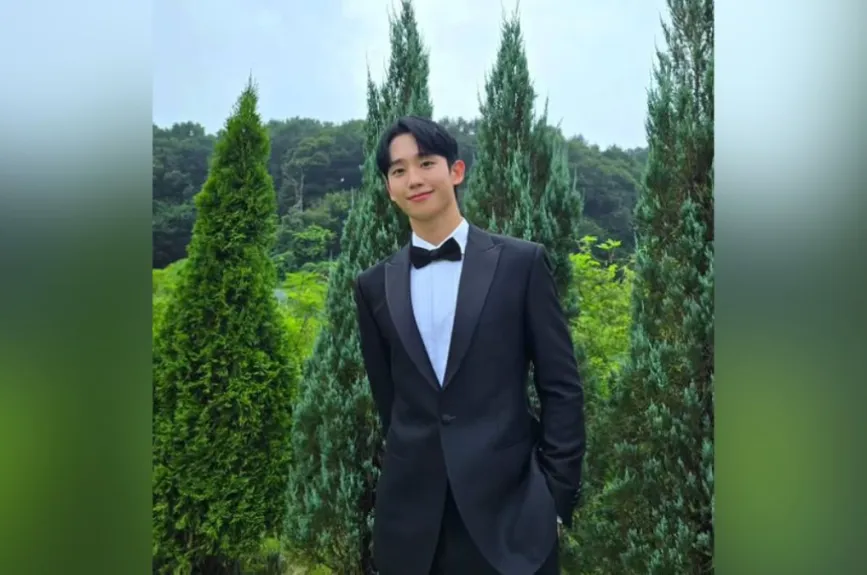 Antes de incursionar en la actuación, Jung Hae In comenzó su carrera como modelo. Su transición al mundo actoral fue notable, destacándose en producciones como “Bride of the Century” (2014), donde interpretó a Choi Kang-in.
Crédito: @holyhaein
