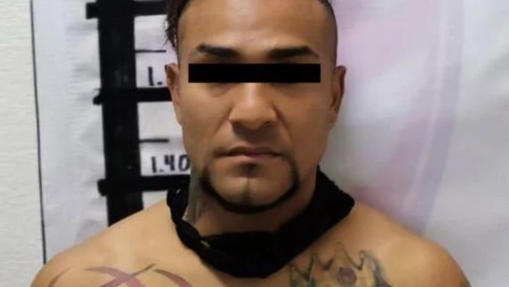 Elementos de la Policía de Investigación del Edomex detuvieron a Gustavo Alonso “N”, alias “El Duvalín”, presunto líder de una banda delictiva que se dedica al robo de combis en Ecatepec.