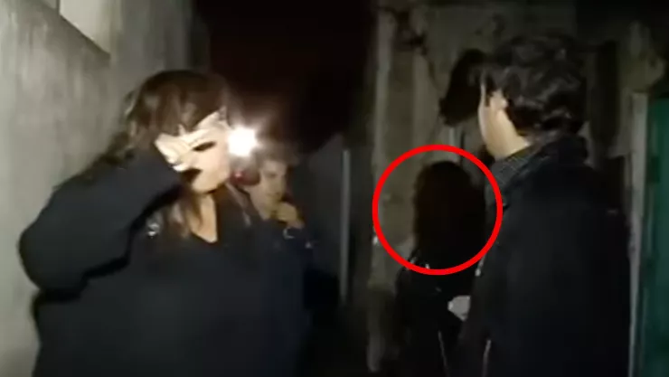 VIDEO: ¡Voces de niños y lamentos! Laura Rivas ingresa a vecindad abandonada en Tulancingo