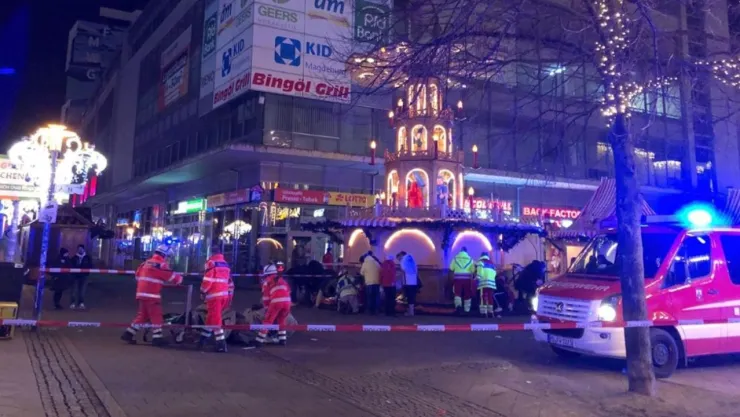 VIDEO | Atropellamiento masivo en feria navideña deja a 5 muertos y cientos de heridos